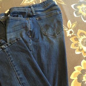 🚫SOLD🚫Women’s Levi’s Curvy Jeans